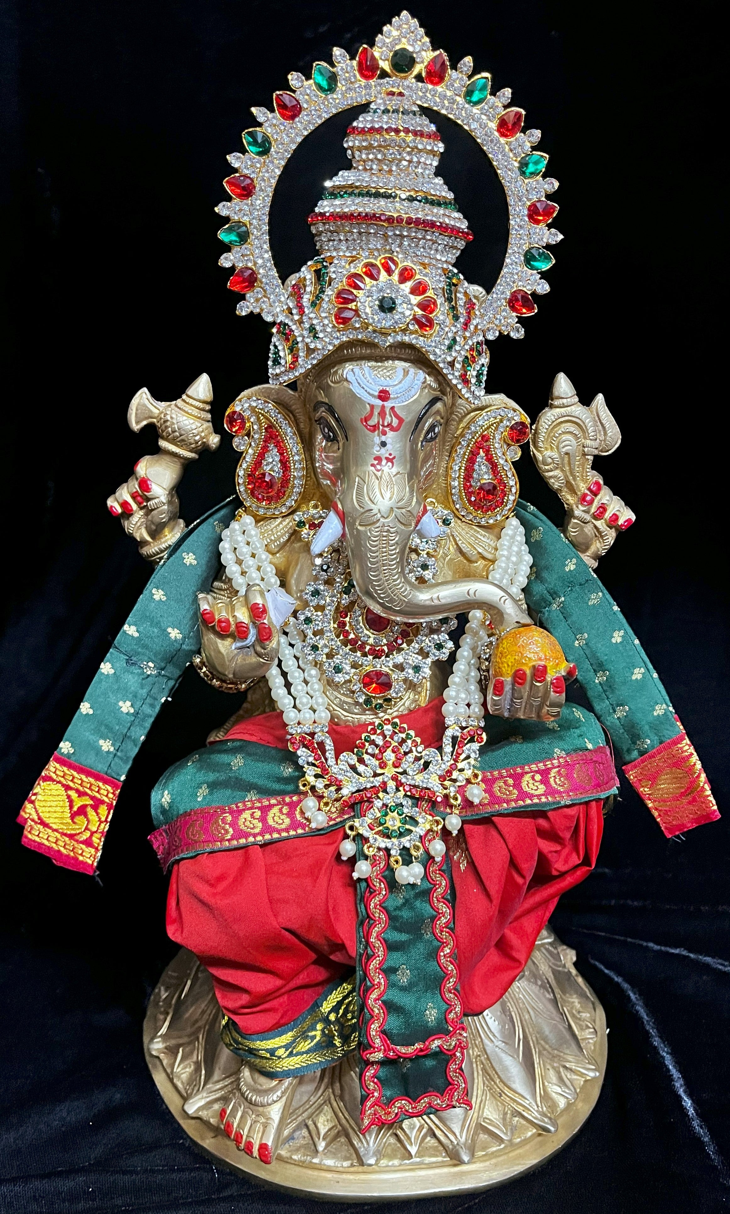 God Idol Dhoti Patka/Shalya, Kanchivaram Pure Silk - Red colour dhoti with Dark Green Border and Dark Green colour Shalya 1
