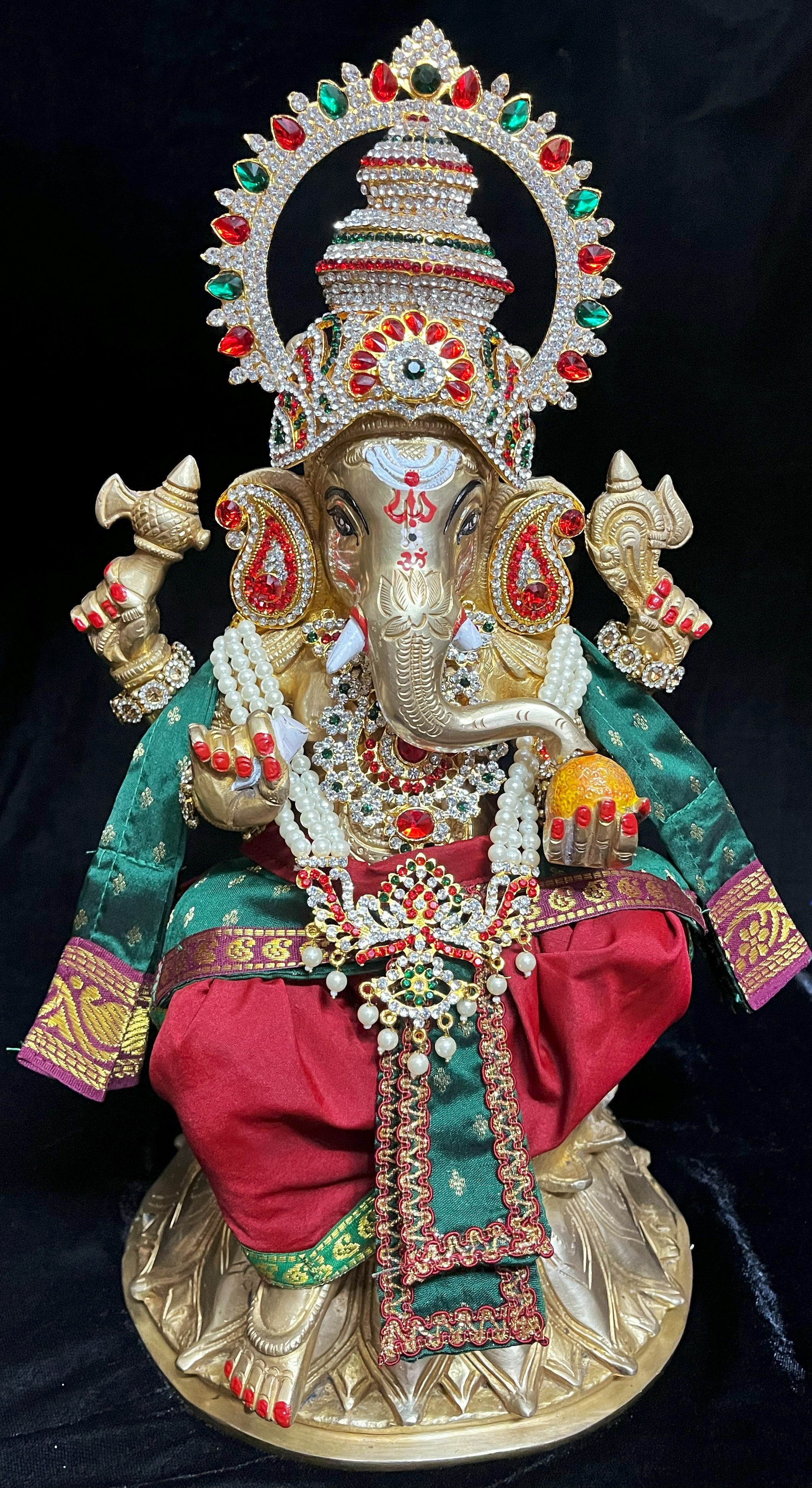 God Idol Dress – Dhoti, Bhgavan dress, Deity dhoti patka/shalya, Khes, Patka, Uparna Vastra for Ganpati, Krishna, Balaji, Murugan, Isar Ji | Gangaur, made of Kanchivaram Pure Silk material - Dark Red colour dhoti with Green Border and Green colour Shalya