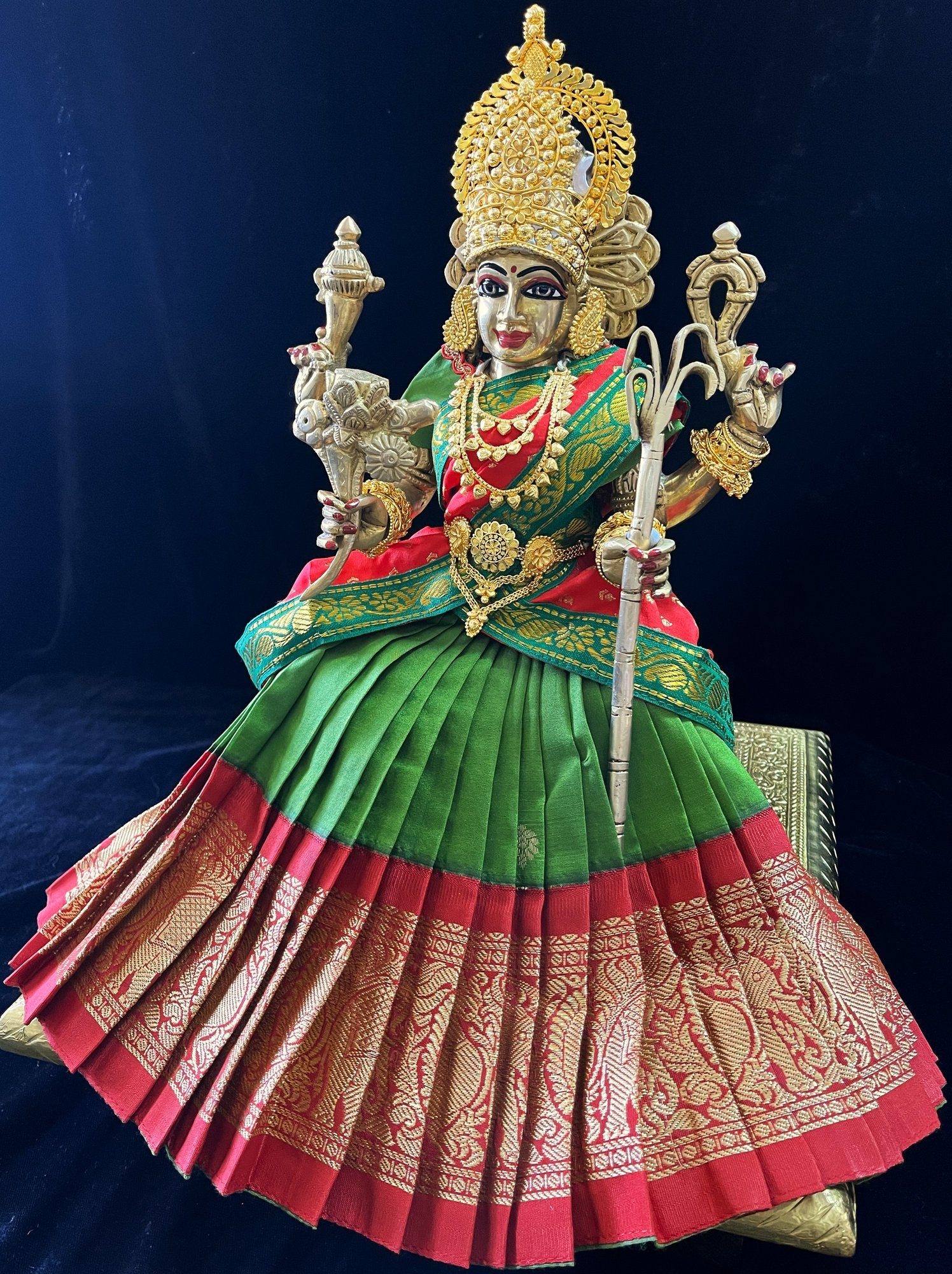 Deity half saree / lehenga patka made of Kanchivaram Pure Silk fabric. - Parrot Green colour lehenga with Red Border and Red colour dupatta 5