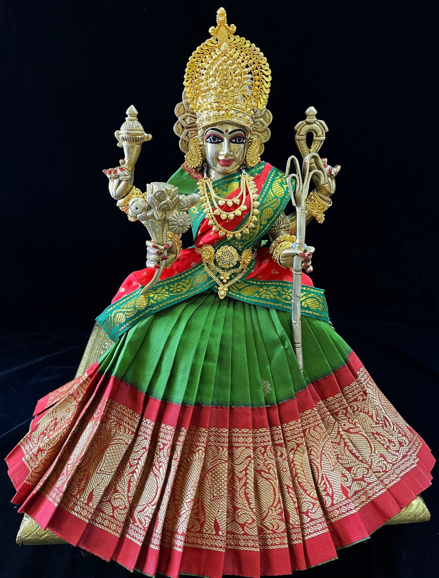 Deity half saree / lehenga patka made of Kanchivaram Pure Silk fabric. - Parrot Green colour lehenga with Red Border and Red colour dupatta 7