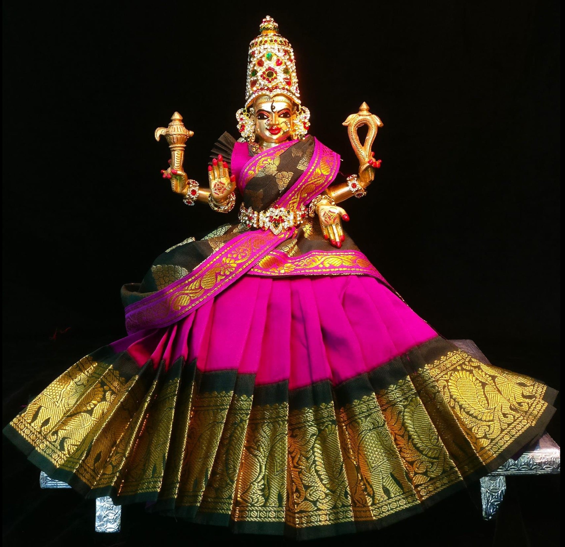 Deity half saree / lehenga patka made of Kanchivaram Pure Silk fabric. - Rani pink colour lehenga with Dark Green Border and Dark Green colour dupatta 3