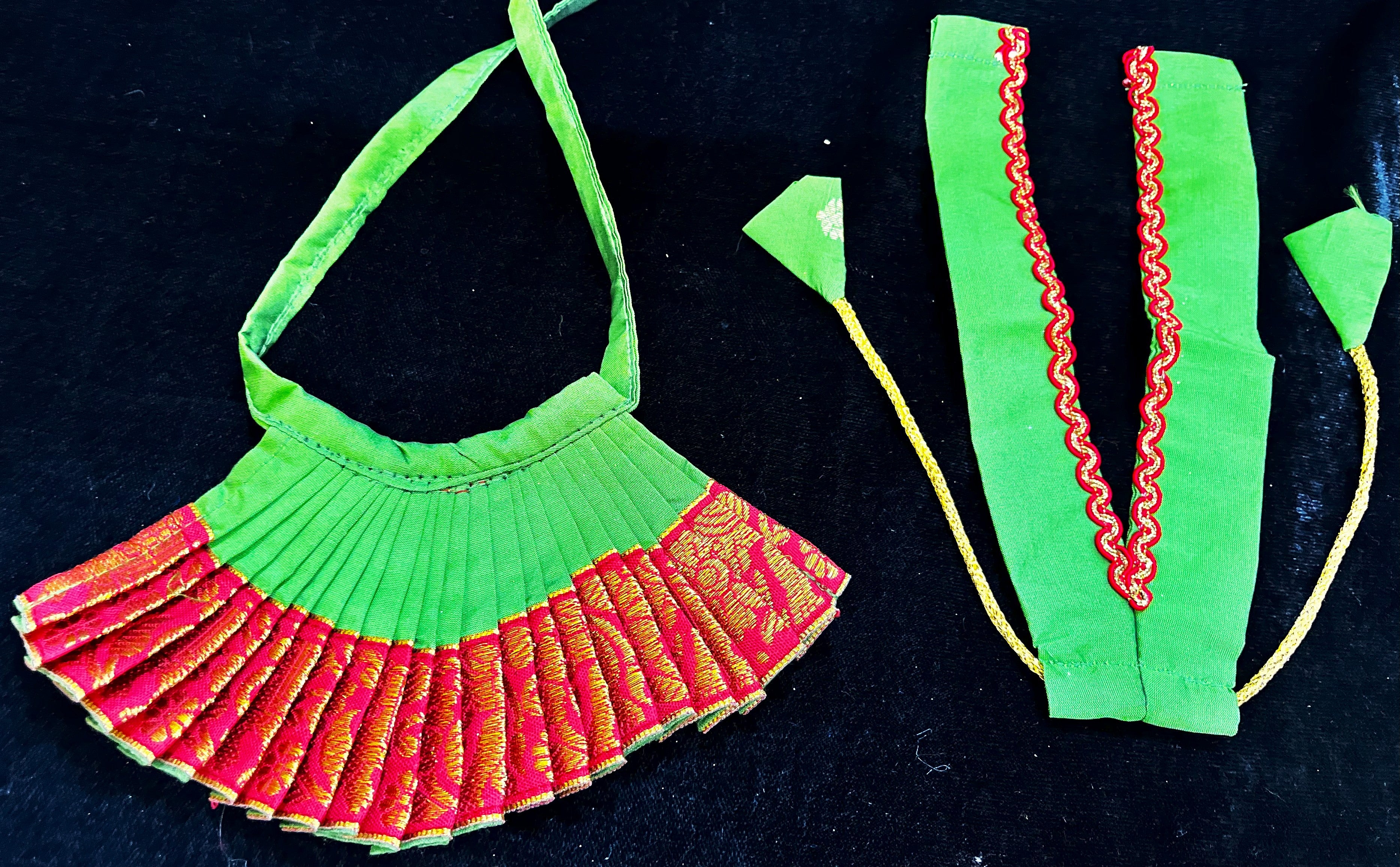 Deity half saree / lehenga patka made of Kanchivaram Pure Silk fabric. - Parrot Green colour lehenga with Red Border and Red colour dupatta 4