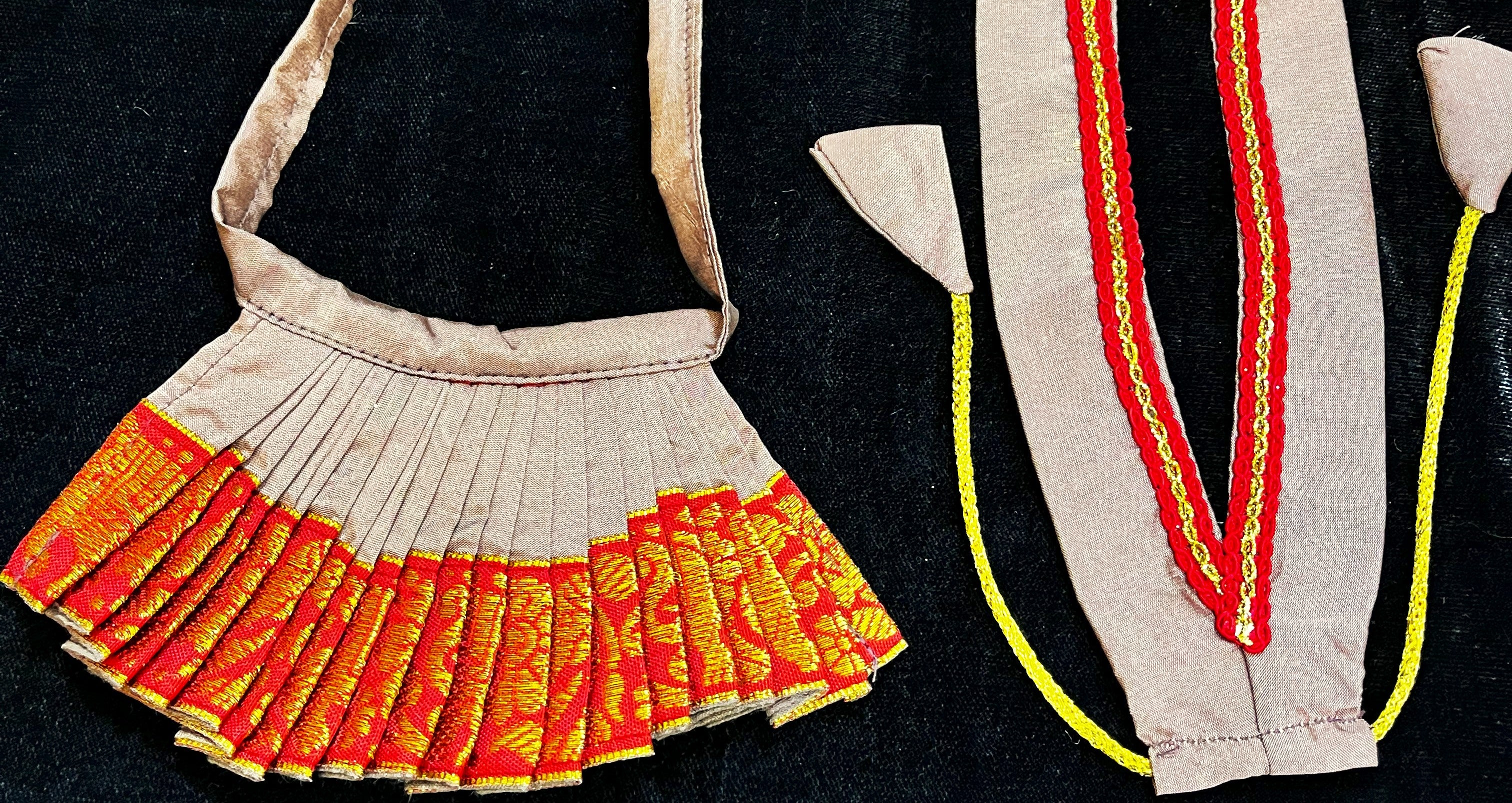 Deity half saree / lehenga patka made of Kanchivaram Pure Silk fabric. - Onion colour lehenga with Red Border and Sap Light Green colour dupatta 4