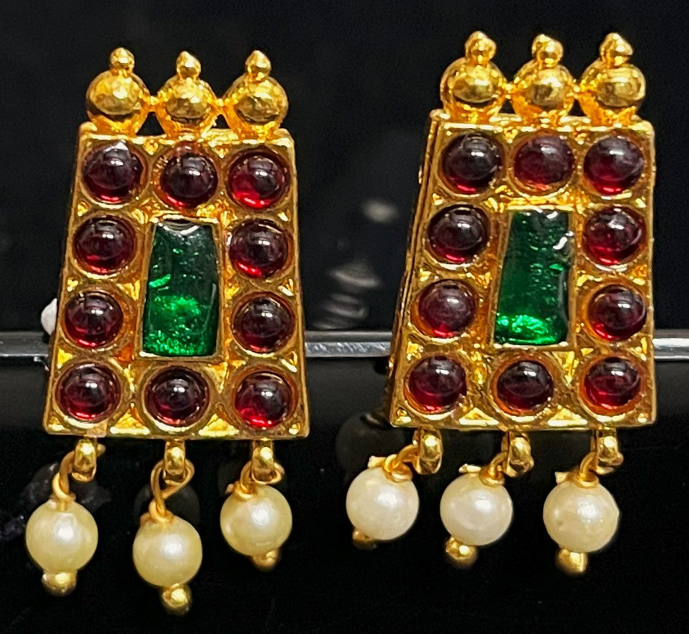 Deity earrings - Pearls with read and green kemp stones on Gold plated metal alloy 1