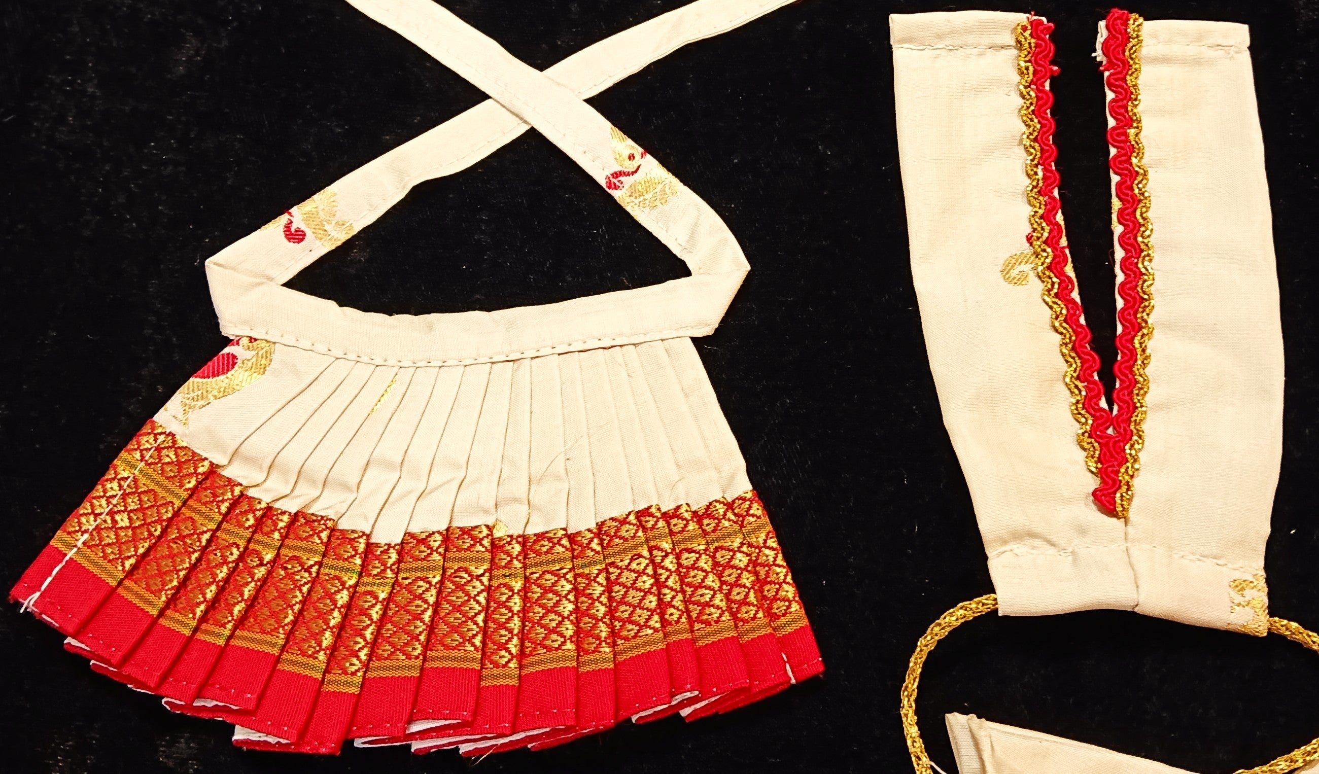 Deity half saree / lehenga patka made of Silkmark certified Pure Silk fabric. - Off white Lehenga with Red border and Red Contrast Dupatta 4